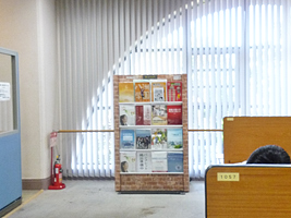 閲覧室に移設した神戸中央図書館内の学びの門
